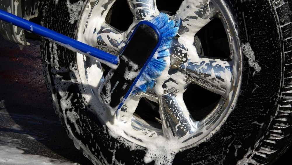 How to clean the tire of car